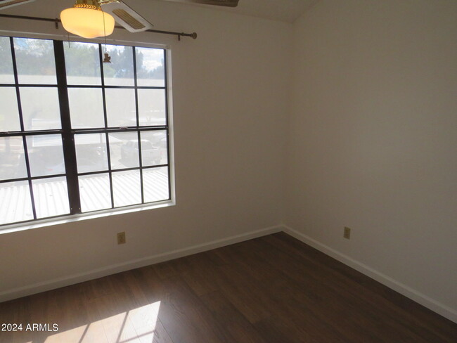 Building Photo - 921 W University Dr