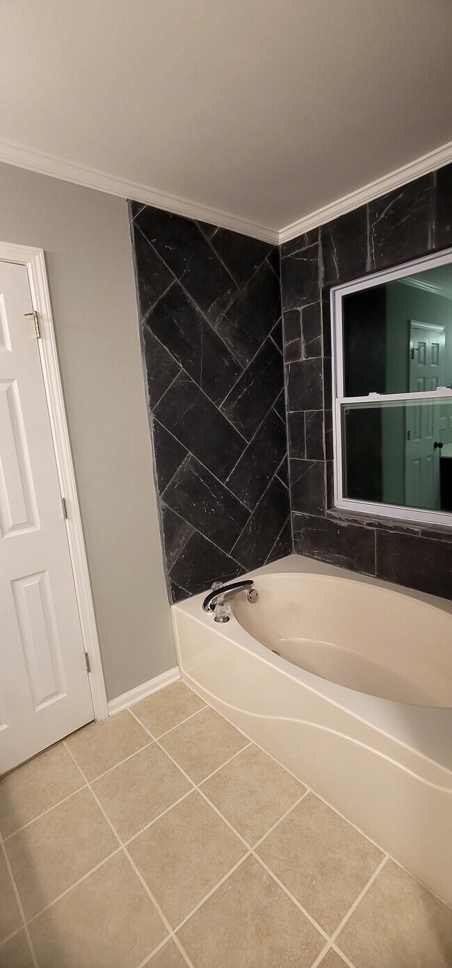 Building Photo - 730 3rd St NE