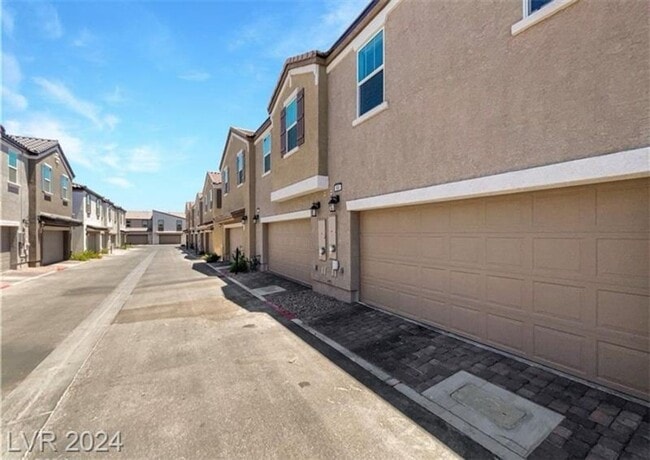 Building Photo - Your Dream Townhome Awaits!