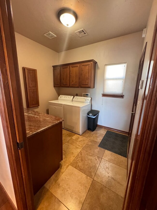 Building Photo - Gorgeous Fully Furnished rental on 1 acre, flexible lease term