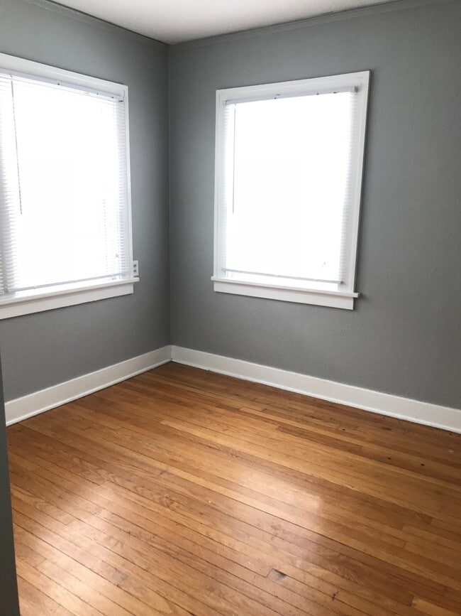 Building Photo - large 3br 2 bath home with full basement &...