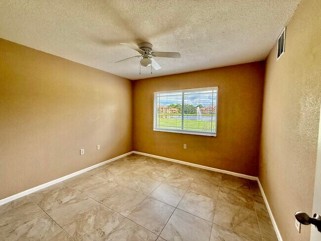 Building Photo - 301 SW Palm Dr