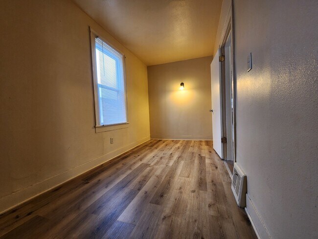 Building Photo - Large 4-Bedroom Home with a Spacious Layout.