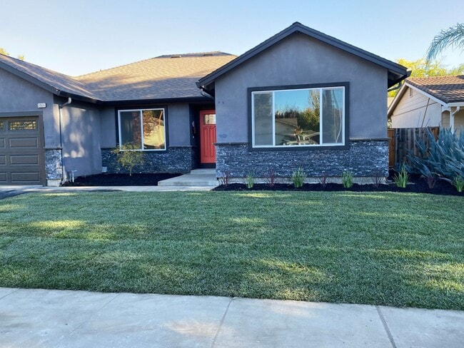 Building Photo - A BEAUTIFUL AND NEWLY REMODELED DOWNTOWN P...