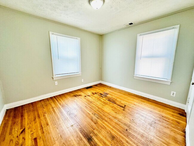 Building Photo - 3 Bedroom home in the Chickasaw Neighborho...