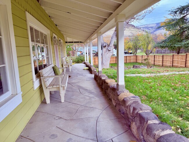 Building Photo - 2099 Emigrant Creek Rd