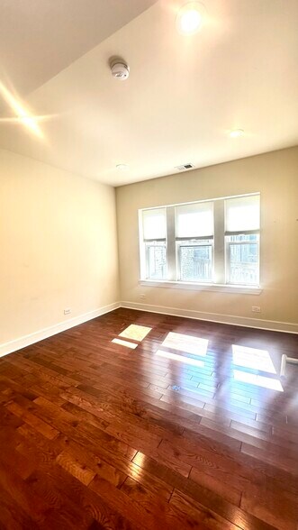 Building Photo - 1145 W Lunt Ave