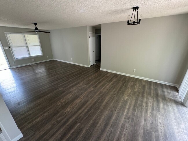 Building Photo - Freshly remodeled.