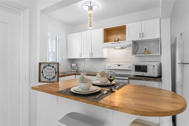 Building Photo - 343 Van Buren St