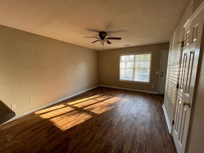 Building Photo - 216 Palace Cir