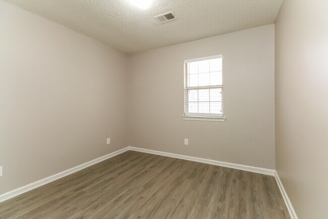 Building Photo - 240 Rosewood Dr