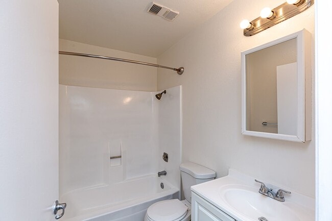 Building Photo - SPRING VALLEY HIDDEN GEM, LIGHT & BRIGHT T...