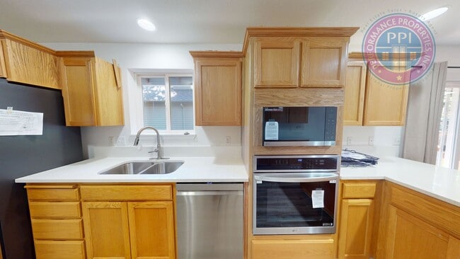 Building Photo - LAKE OSWEGO, FIRST ADDITION  / SINGLE LEVEL, NEWLY UPDATED, BASEMENT & GARAGE