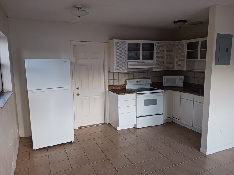 Building Photo - 2000 NW 27th St