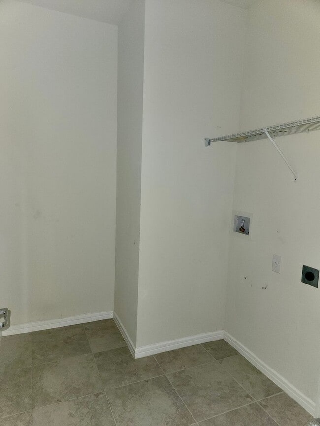 Building Photo - Call Ed for showings (352) 217-0284