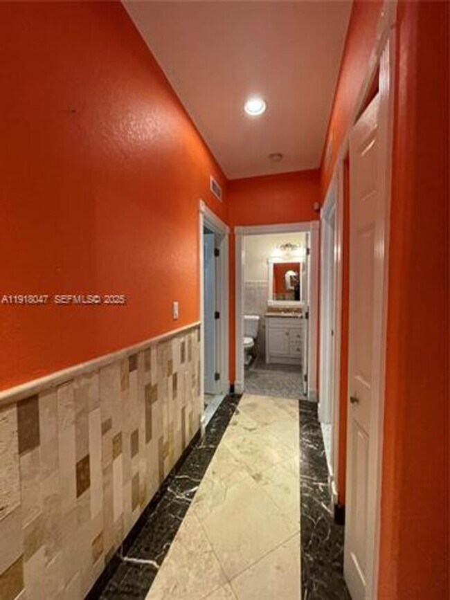 Building Photo - 232 SW 7th Ave