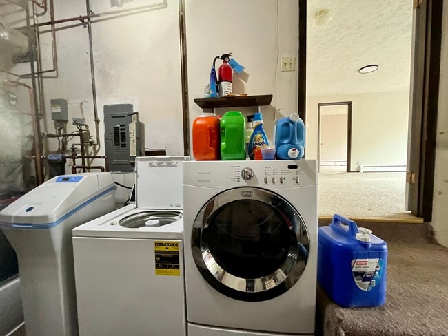 Building Photo - Pet friendly 2 bedroom, utilities included