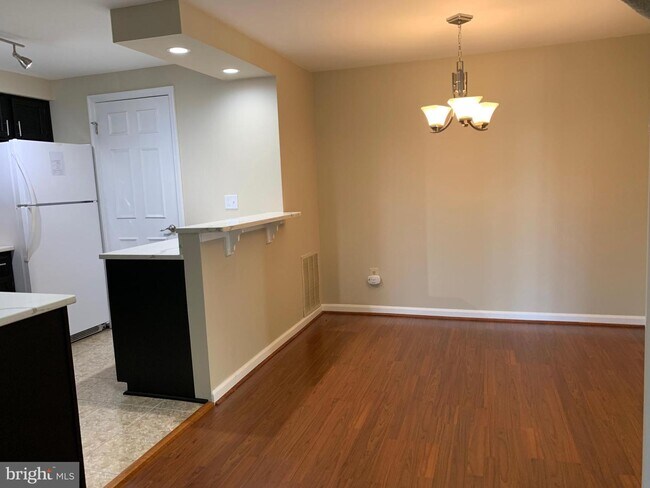 Building Photo - 6084B Essex House Square