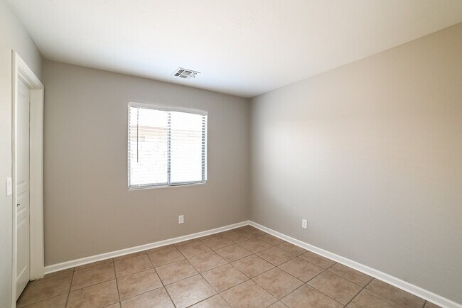 Building Photo - 11809 W Belmont Dr