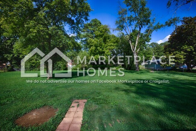 Building Photo - 4002 Summerhill Dr NW