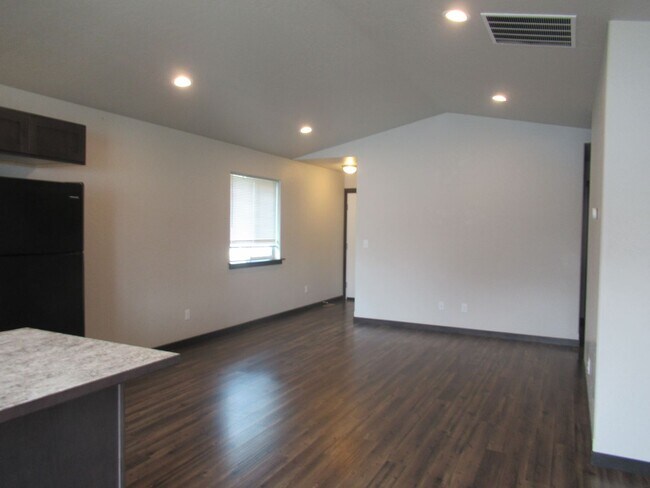 Building Photo - Home in Post Falls!