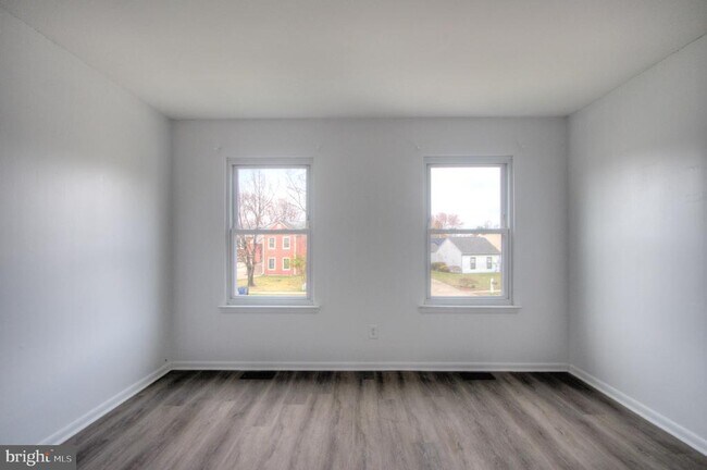 Building Photo - 49 Brambling Ln