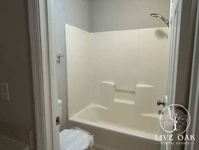 Building Photo - MOVE IN SPECIAL: $500 OFF 1ST MONTH'S RENT!**