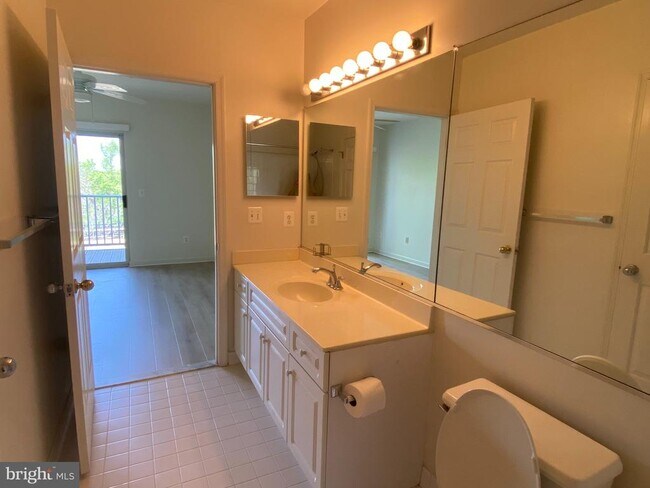 Building Photo - 7000 Falls Reach Dr