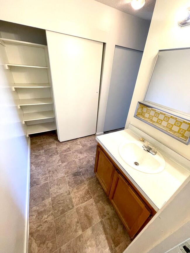 Building Photo - Studio Apartment on Las Vegas Strip - Clos...