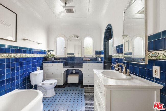 Building Photo - 105 S La Jolla Ave