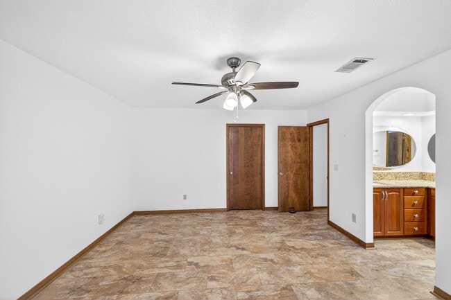 Building Photo - 1140 Troon Dr E