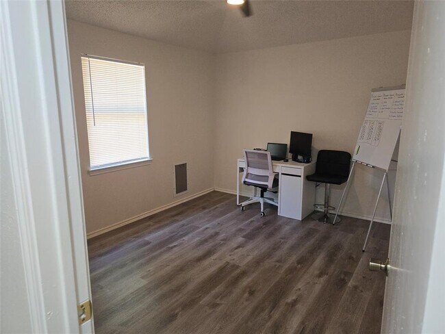 Building Photo - 841 Mica Ln