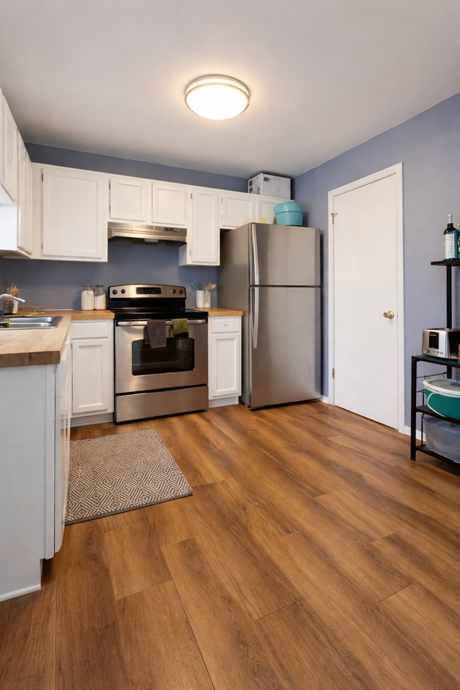 Building Photo - 3 Bedroom 1.5 Bath - Community Pool
