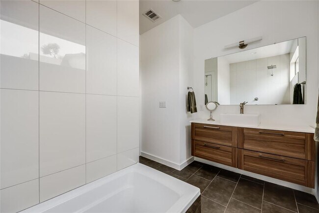 Building Photo - 2709 E 14th St