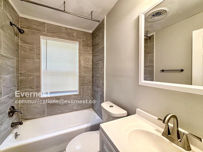 Building Photo - Charming 4-Bedroom Home with Comfort and O...