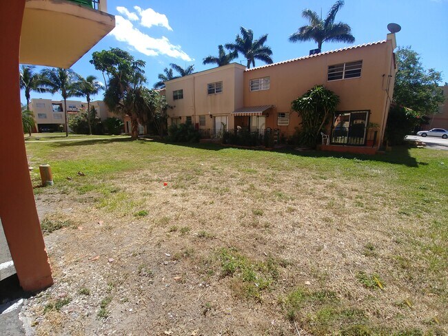 Building Photo - 1305 W 53rd St