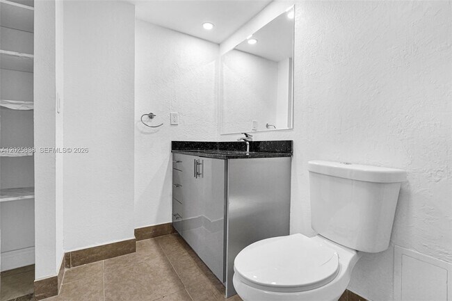 Building Photo - 3401 N Country Club Dr