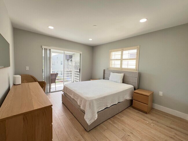 Building Photo - 698 Normandy Ln