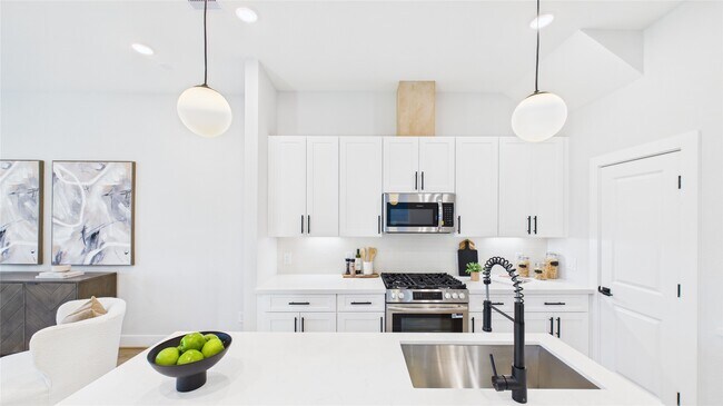 Building Photo - 5027 Golden Forest Dr