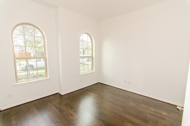 Building Photo - 18122 Glenlyon Dr