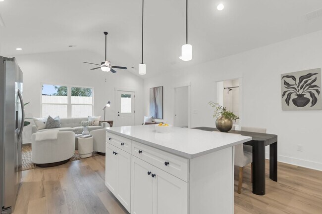 Building Photo - 2304 Delano St