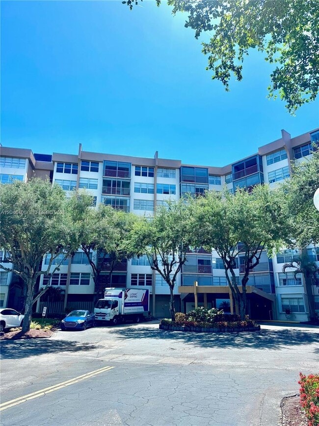 Building Photo - 1300 St Charles Pl