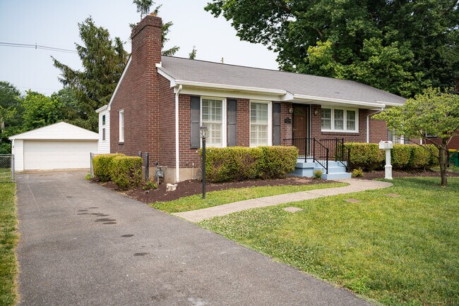 Building Photo - 218 Bramton Rd