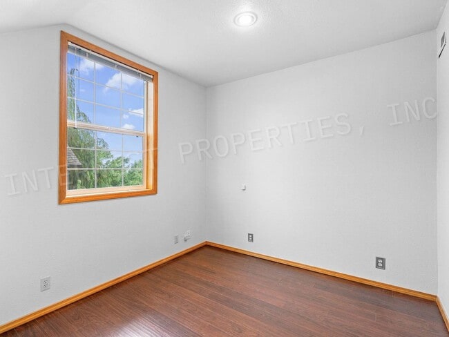 Building Photo - 4+ Bedroom Tigard Home With a Beautiful Vi...