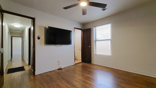 Building Photo - 808 Vassar Dr NE