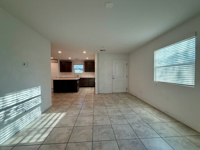 Building Photo - 3 BED 2.5 BATH 2 CAR GARAGE TOWNHOUSE IN CADENCE HENDERSON WITH LOFT