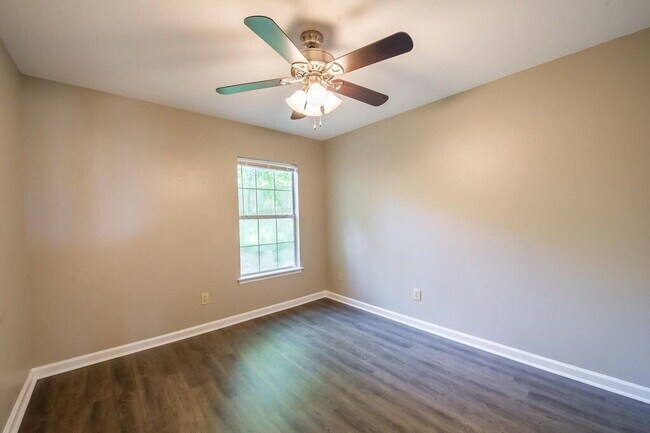 Building Photo - Gorgeous 4 BR 3 BA Town House Right By FSU and TCC!