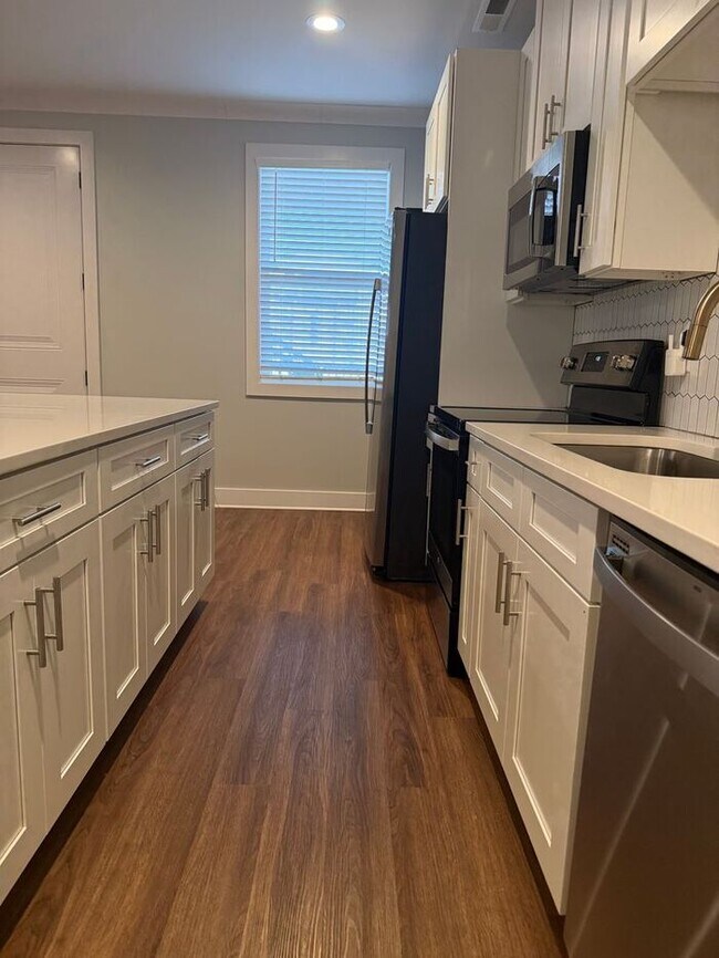 Building Photo - Modern 2 Bedroom Condo in the Heart of Melrose