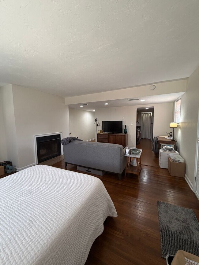 Building Photo - Large Studio Condo Downtown Walking Distance to the Florida State Capitol