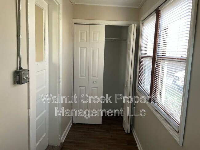 Building Photo - 870 S Main St